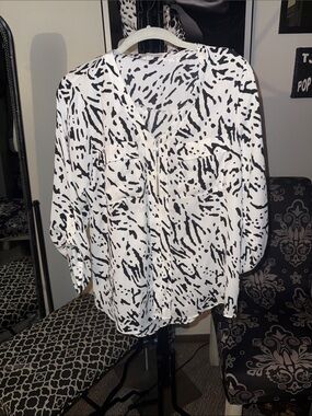Cato Black & White Abstract Zip-Front Blouse